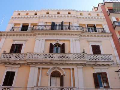 Si tratta di un edificio residenziale vistoso e raffinato di colore rosa antico che si affaccia su via Napoli al civico 236. �Lo chiamiamo il castello � ci dice la 70enne Adriana che abita in questo stabile da cinquant�anni -. Questo palazzo � molto antico, risale probabilmente alla fine dell�800�